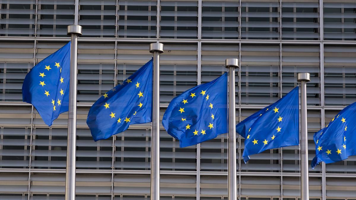 Banderas de la UE frente a la sede de la Comisión Europea.