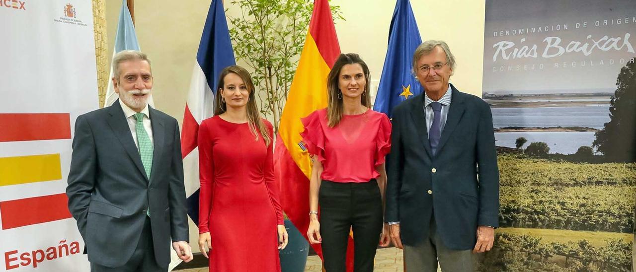 El secretario general del Consello Regulador, Ramón Huidobro; la directora de Marketing, Eva Mínguez; la consejera de la Oficina Económica y Comercial, Clara Fernández; y el embajador de España en República Dominicana, Antonio Pérez-Hernández y Torra.