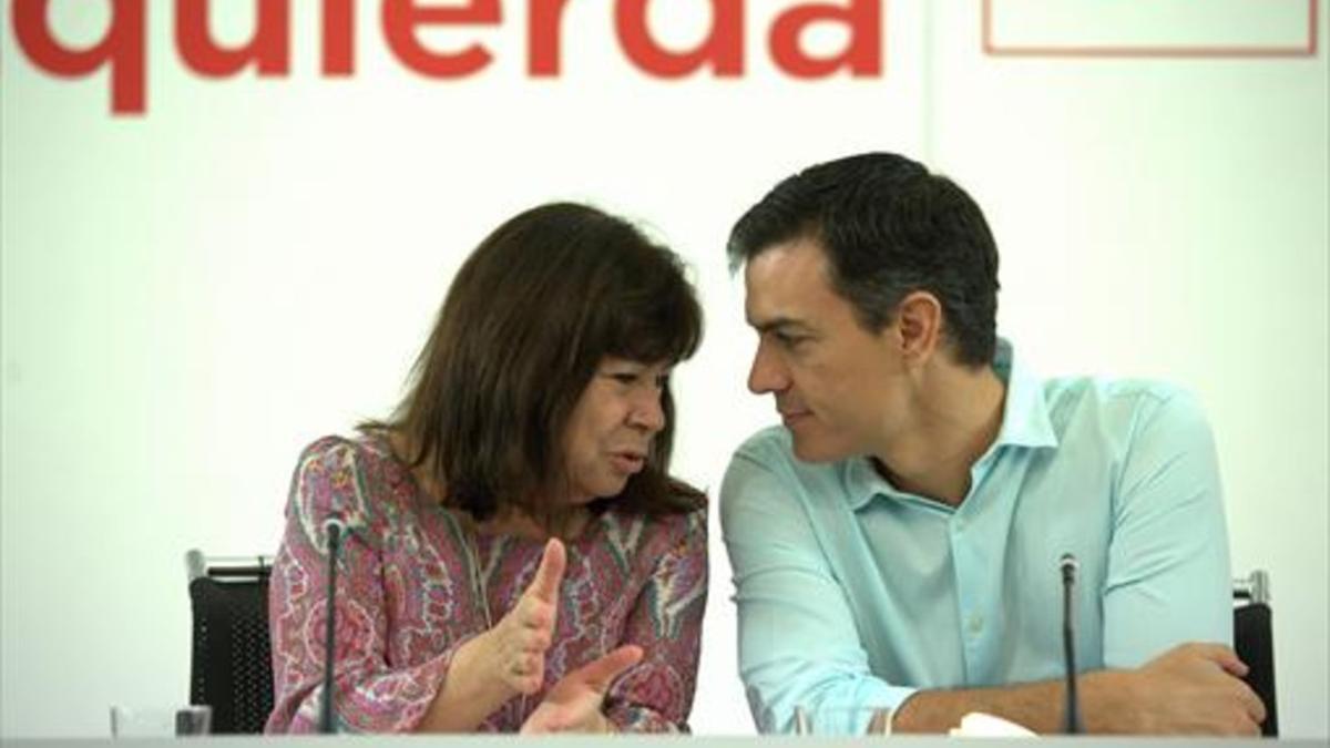 Cristina Narbona y Pedro Sánchez, en la reunión de la ejecutiva del PSOE, ayer, en Madrid.