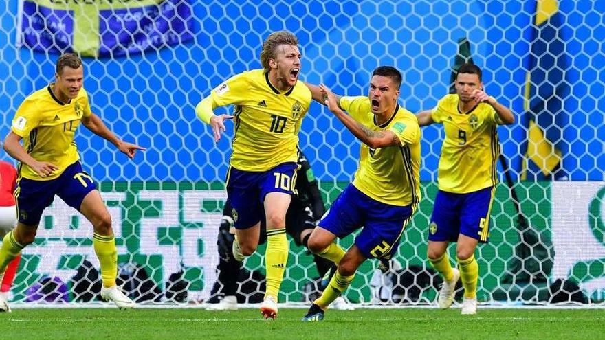 Forsberg celebra el gol de la victoria junto a Lustig. // Efe
