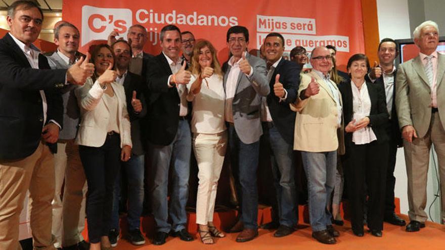 Juan Marín, Carlos Hernández White e Irene Rivera, entre otros en un acto del partido.