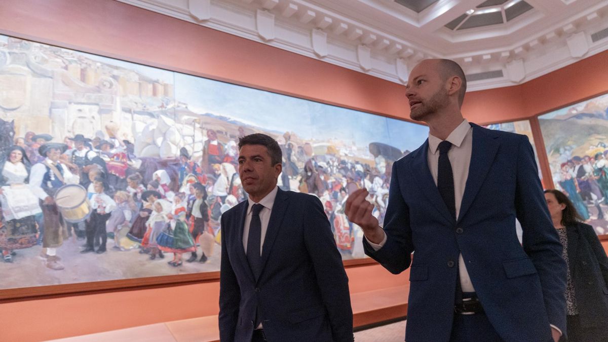 El presidente de la Generalitat valenciana, Carlos MazÃ³n (i), y el director de la Hispanic Society, Guillaume Kientz, recorren el museo.