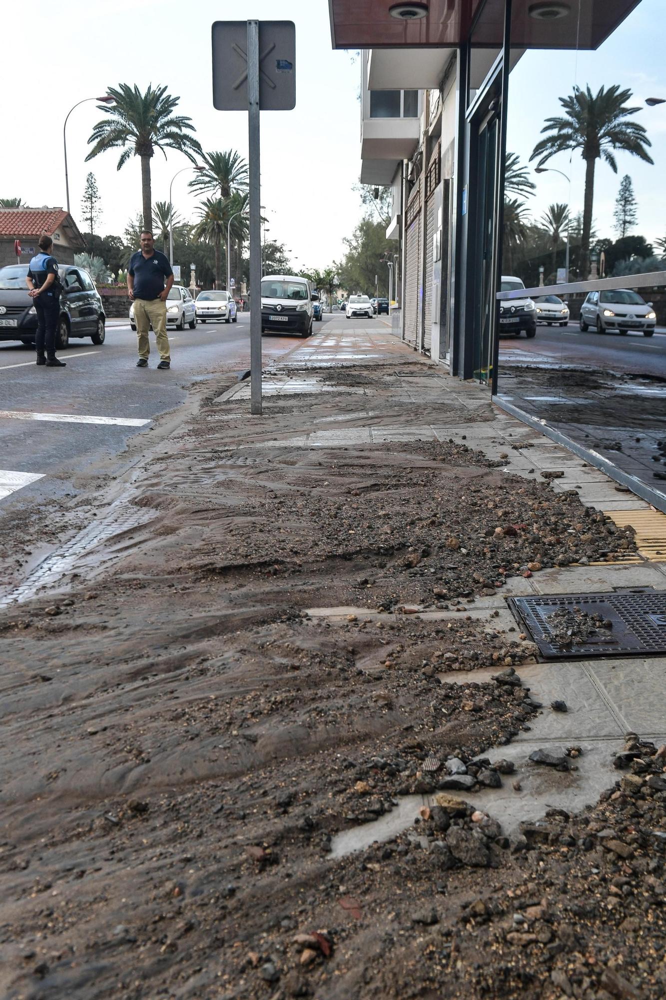 Rotura de tubería en la calle León y Castillo