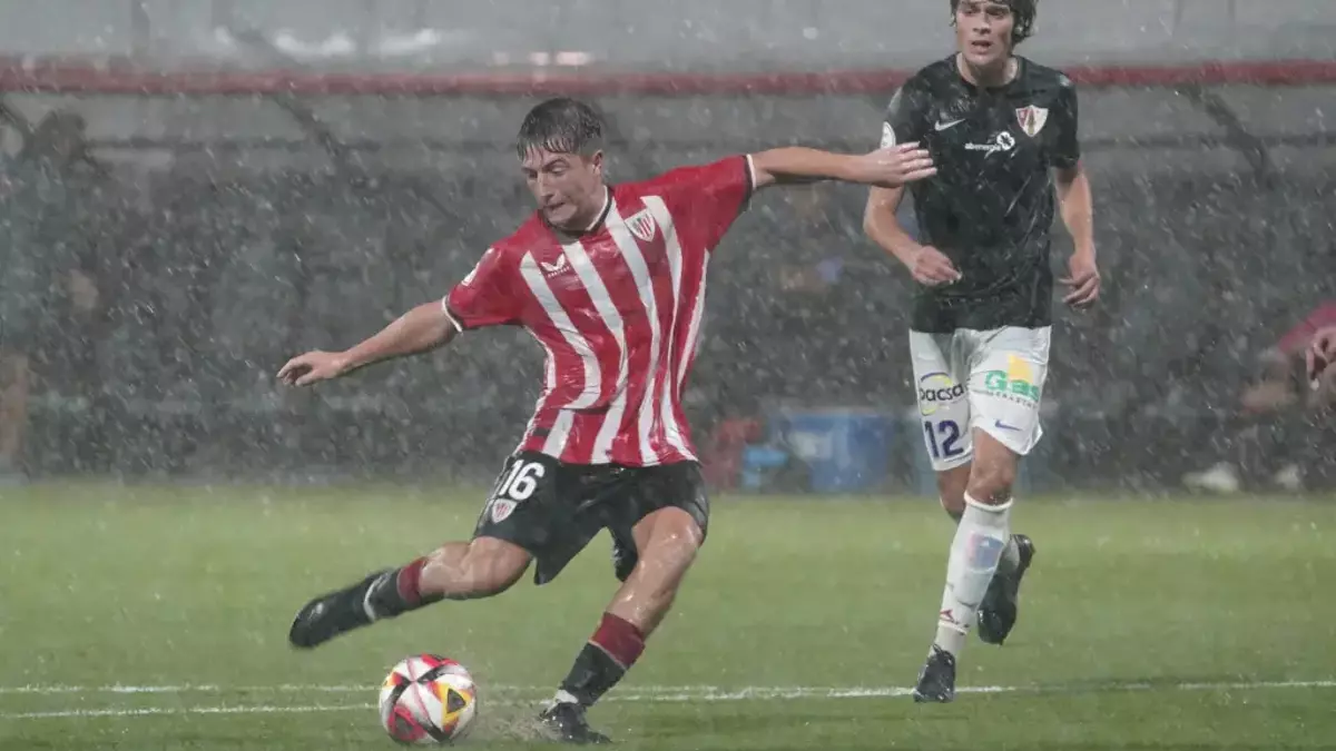 La lluvia fue la protagonista en el duelo entre el Barbastro y el filial del Athletic