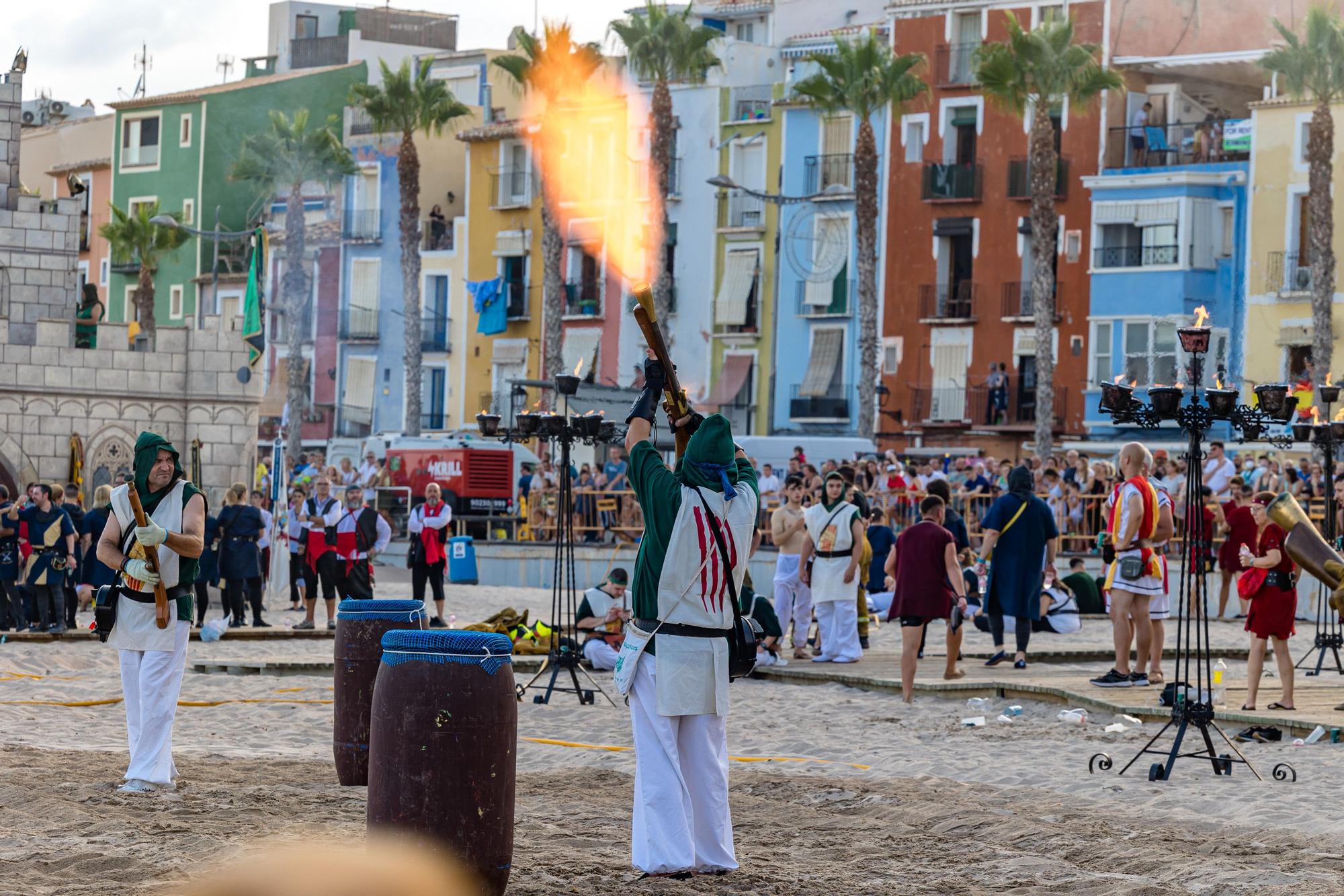 Fiestas de La Vila. Así ha sido el Alijo y la Embajada Contrabandista en la Playa.