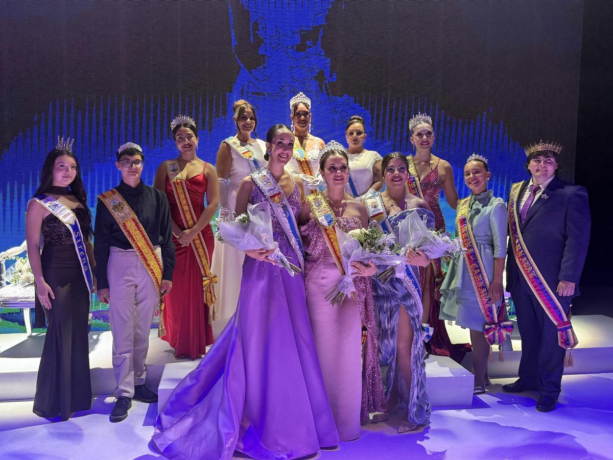 Representantes de todas las fiestas de Torrevieja junto a la Reina de la Sal