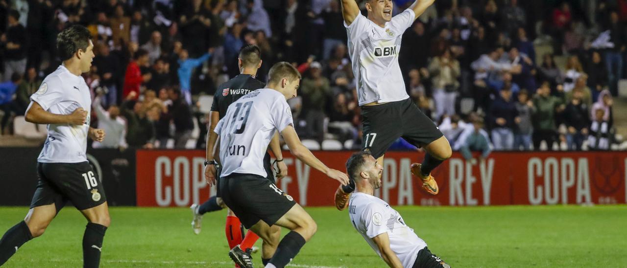 Los jugadores del Real Unión Club de Irún festejan el pase de ronda ante el Cádiz.