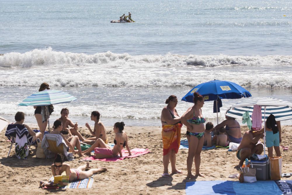 Veraneantes y visitantes en las playas de l'Horta.