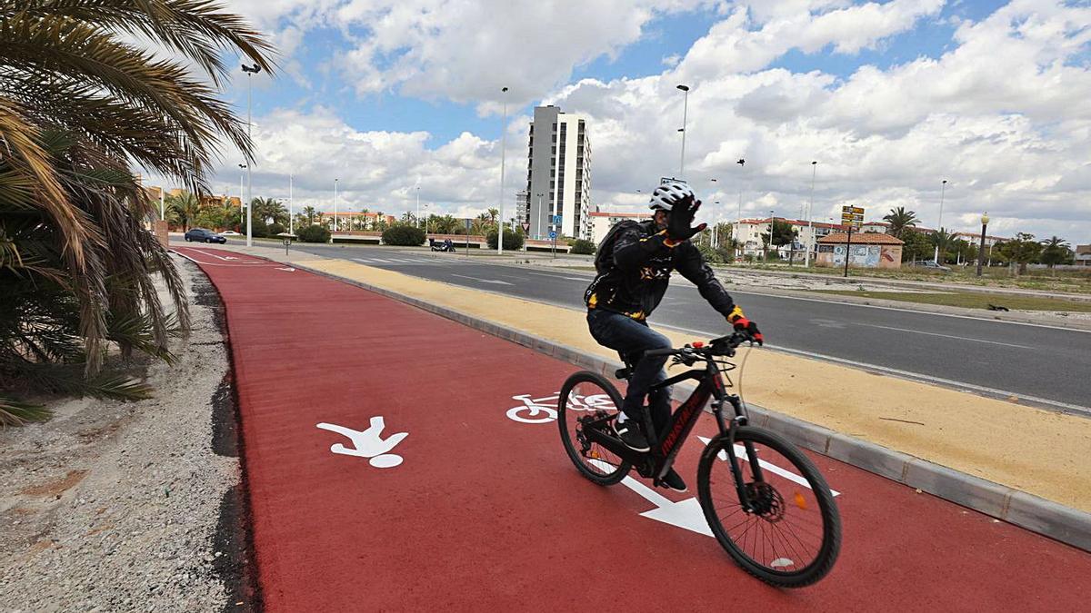 El nuevo carril ciclista que une la Ronda Sur con la ciudad, frente a San Antón. | ANTONIO AMORÓS