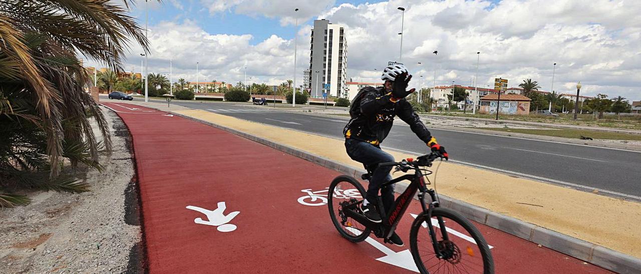 El nuevo carril ciclista que une la Ronda Sur con la ciudad, frente a San Antón. | ANTONIO AMORÓS