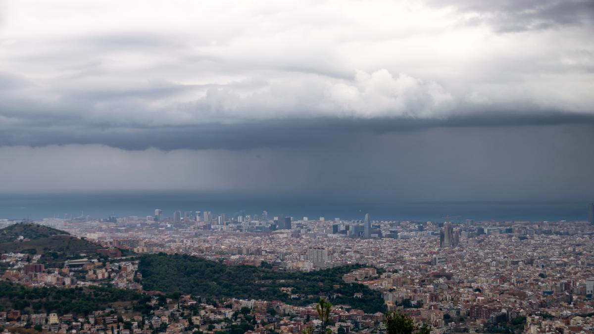 Lluvia sobre el mar en Barcelona, el 28 de noviembre del 2022