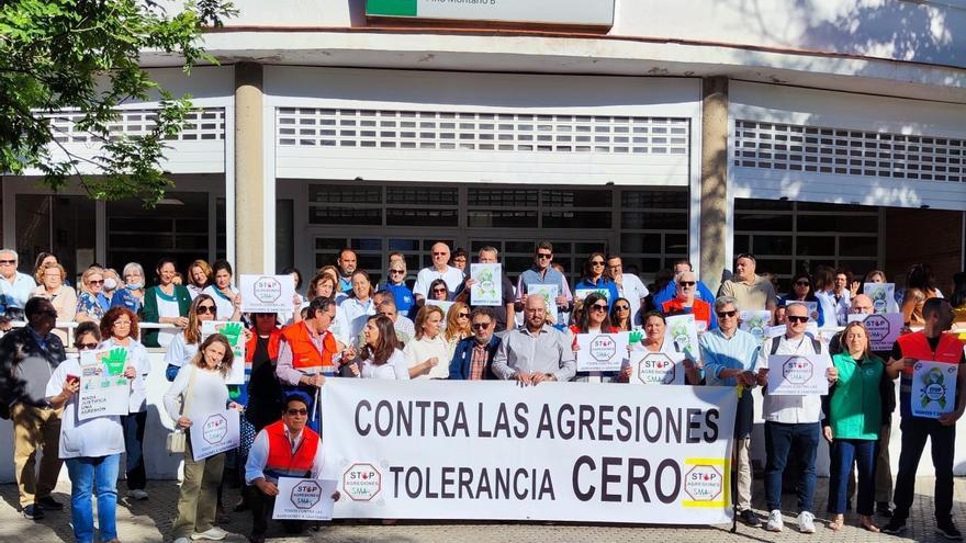Concentración junto al ambulatorio de Pino Montano en protesta por una nueva agresión
