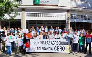 Concentración junto al ambulatorio de Pino Montano en protesta por una nueva agresión