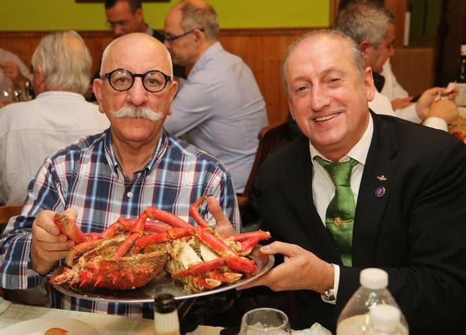La Cofradía do Centolo Larpeiro abre las jornada de exaltación del crustáceo grovense.