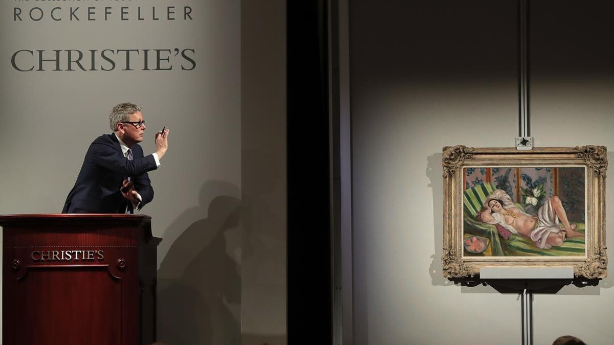 El presidente de Christie's, Jussi Pylkkanen, en la subasta de 'Odalisque couchée aux magnolias', de Matisse