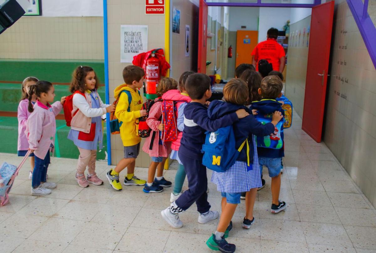 Los niños volverán a colgar sus mochilas la próximas semana. |   // IÑAKI ABELLA