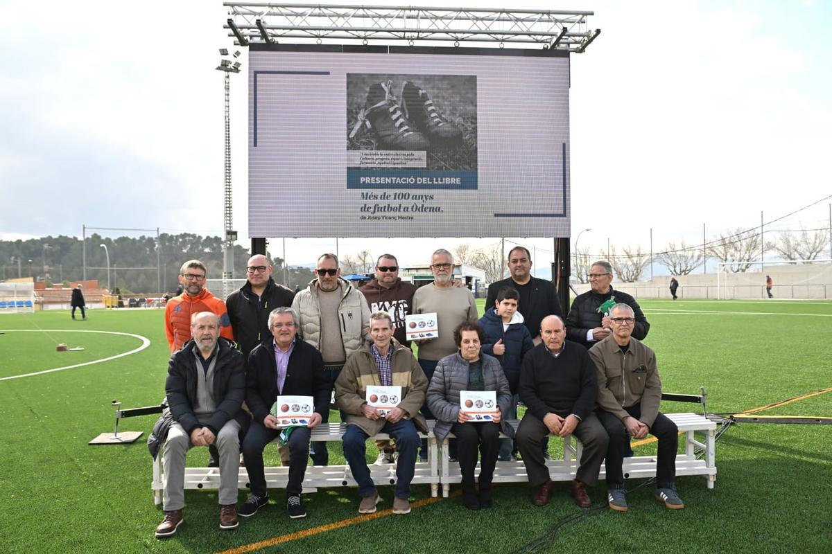 Representants dels clubs, exjugadors, autoritats i veïns, durant la fotografia de grup feta sobre la gespa del camp municipal