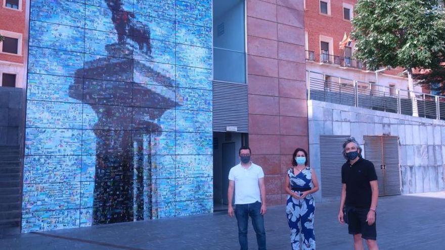 Un gran mural con la imagen del Torico realizado con más de 1.800 fotografías preside la Glorieta de Teruel