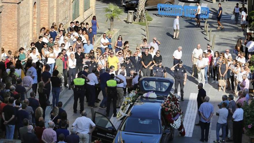 Imagen de la salida del funeral de Pedro Valero con los agentes realizando el saludo oficial