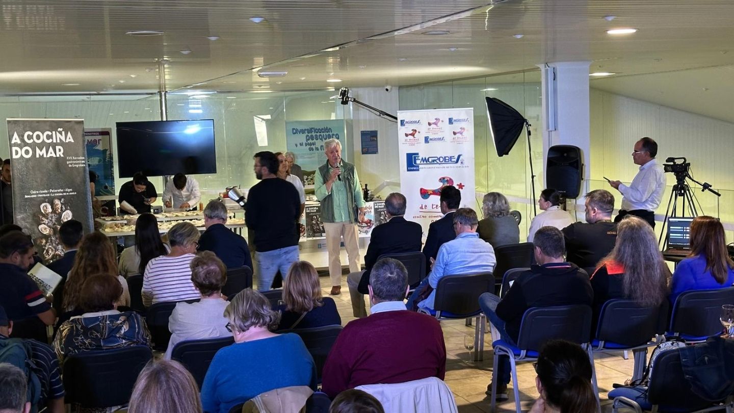 La jornada gastronómica La Cocina del Mar, que ofrece Emgrobes en la sala mirador de la lonja de contratación grovense.
