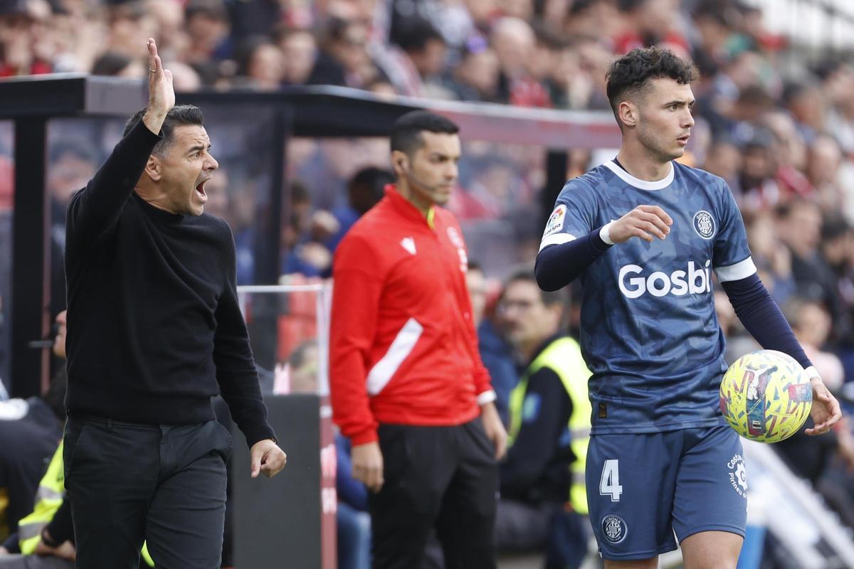Arnau, amb Míchel al darrere,  durant un partit del Girona de la temporada passada