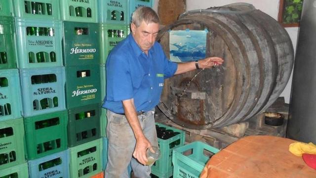 "Pichi" Junquera, sirviendo un culín de sidra en su llagar casero de Prendes. | m. g. salas