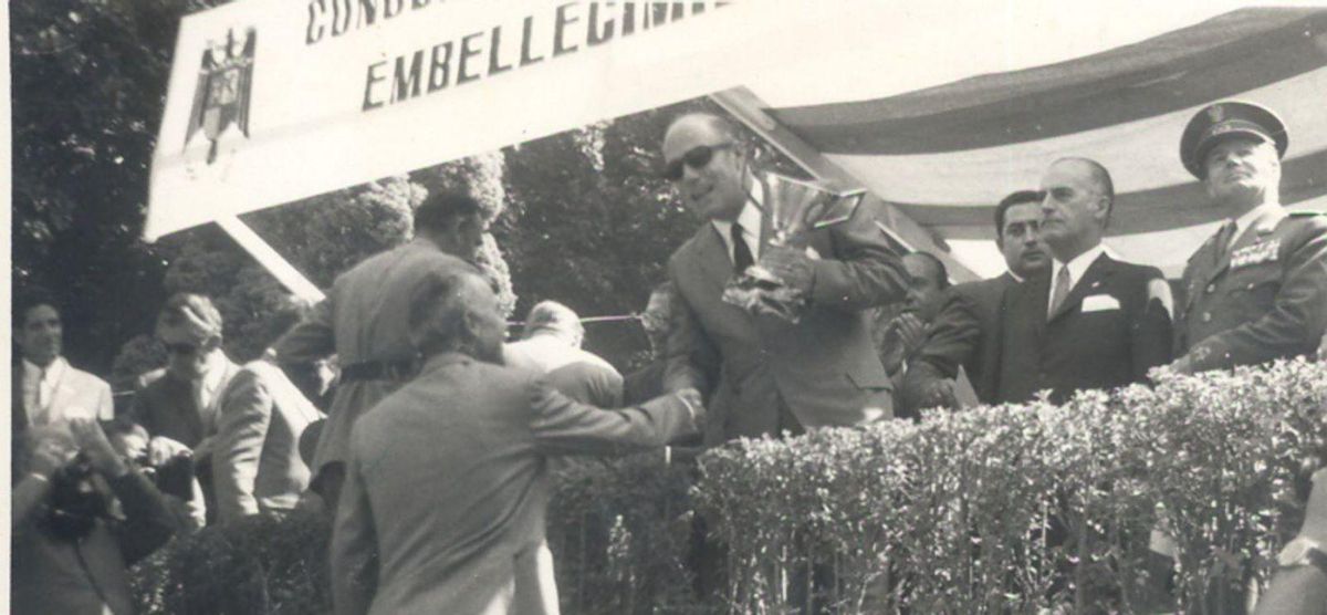 José Manuel Mateu Ros, gobernador civil de la época, entrega la distinción a Tudela Agüeria como «Pueblo más bonito de Asturias».