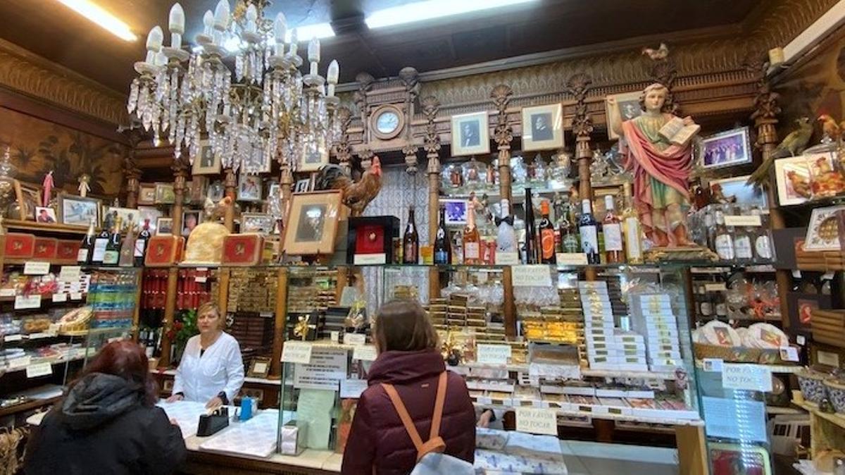 La flor de almíbar, en Zaragoza, inaugurado en 1856, mantiene la espectacular marquetería original inspirada en el antiguo Egipto.