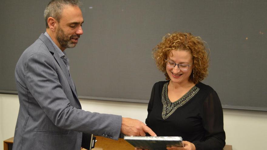 Momento en el que la doctora Marqués firma en el libro de oro del Campus.