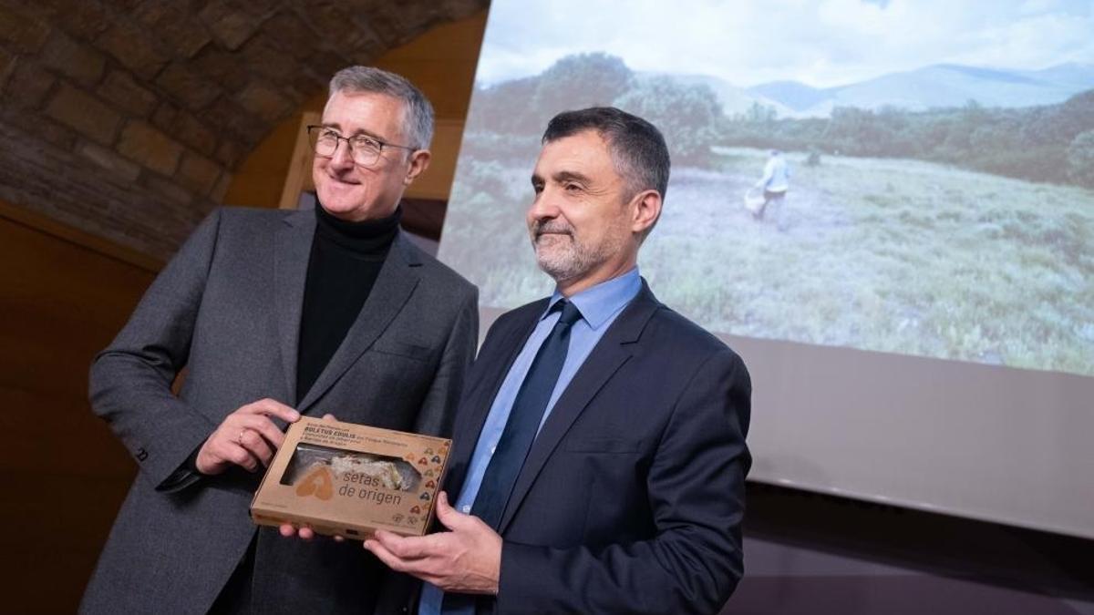 El consejero, junto a Fernando Martínez Peña, en la presentación de los resultados de Fungiverso