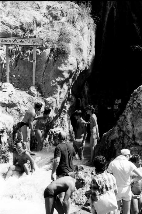 Las cascadas siempre han resultado atractivas para los alicantinos y los turistas, sobre todo en verano, como se aprecia en esta fotografía de 1982.