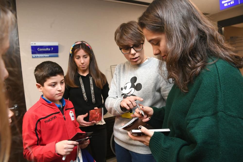 Dos futbolistas del primer equipo -David Simón y Eneko Bóveda-, junto a tres jugadoras del Deportivo Abanca -Cris, Laura y Miriam- visitam a los niños hospitalizados.