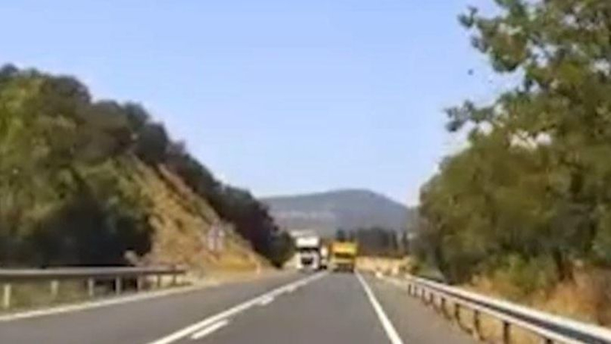 Avança dos camions en línia contínua i gairebé xoca amb un vehicle de cara a Benabarri