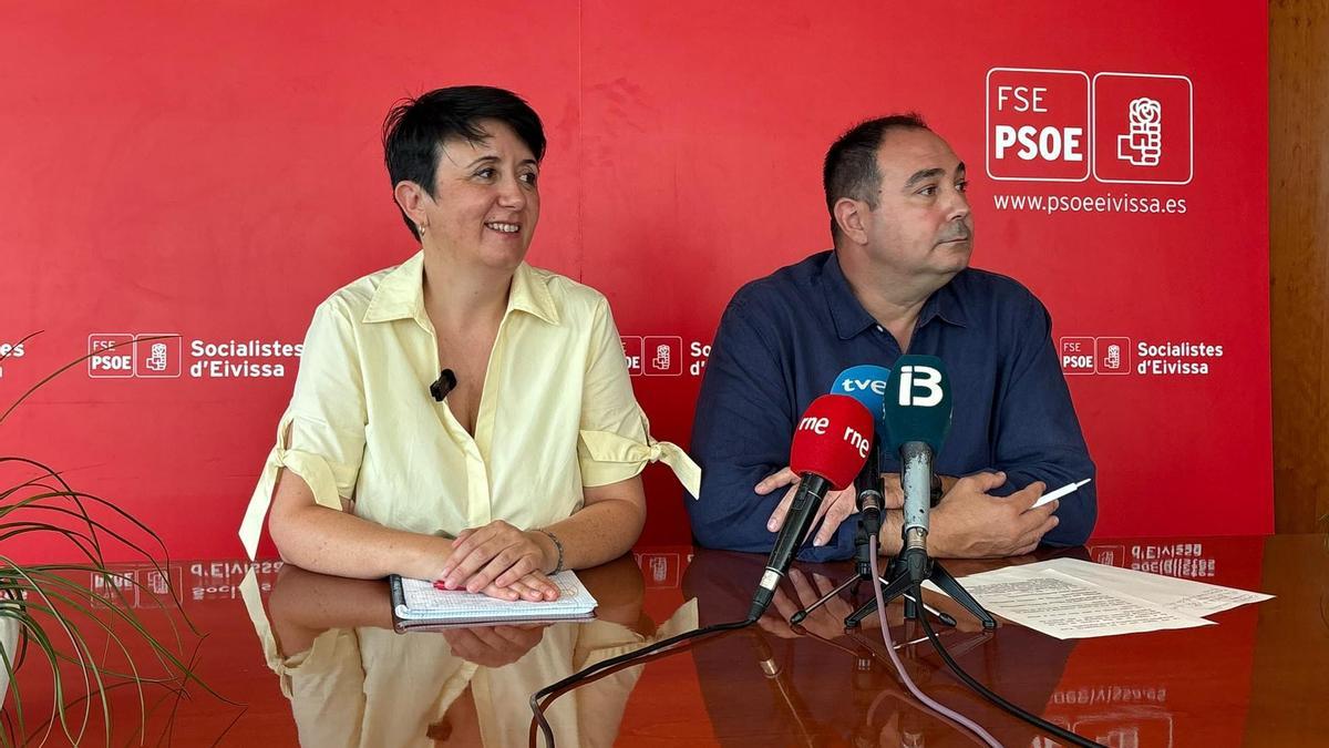 Elena López Bonet y Víctor Torres en conferencia de prensa del PSOE.