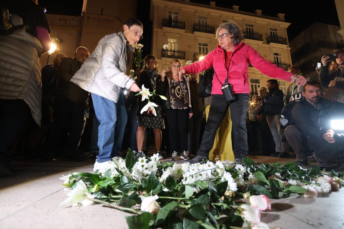 Decenas de valencianos se concentran frente a las Corts para pedir el enjuiciamiento de Mazón por su gestión de la dana