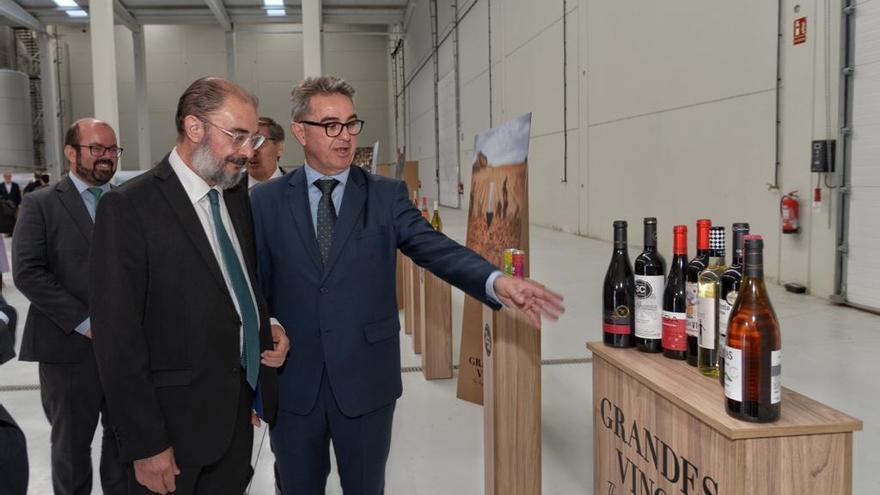 Antonio Ubide muestra a Lambán algunos de los vinos.