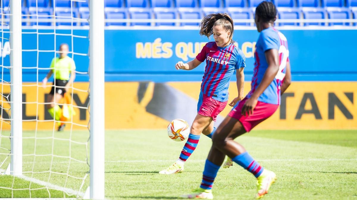 Martens y Oshoala, a portería vacía, para marcar un gol del Barça.