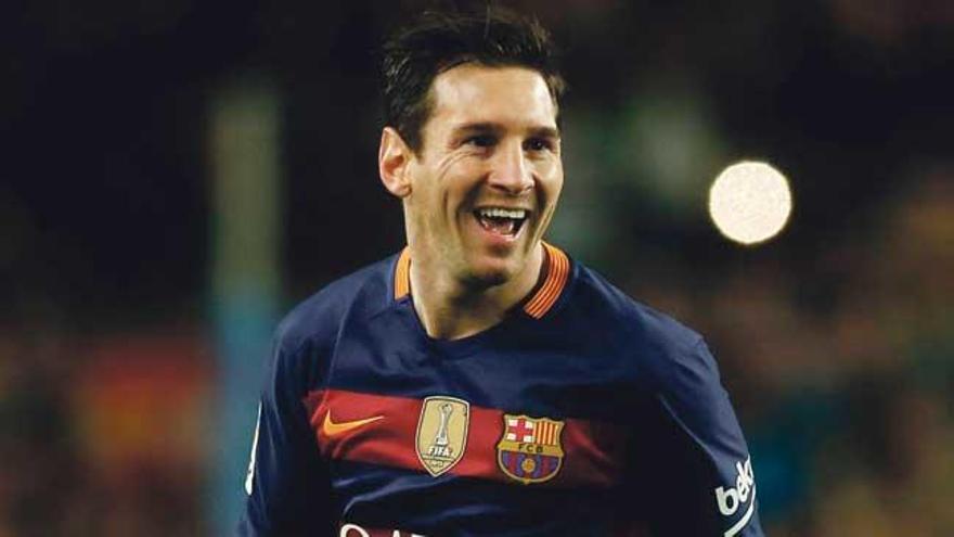 Messi sonríe tras la ya famosa acción del penalti que acabó marcando Suárez.