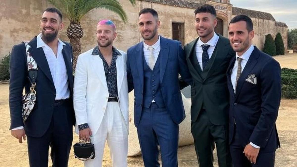 Aitor Ruibal y Borja Iglesias posan con un bolso en una boda