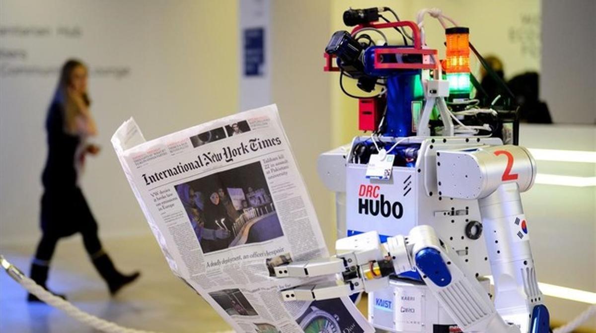lpedragosa32501028 a robot holds a newspaper during a demonstration d160122172937 lpedragosa32501028 a robot holds a newspaper during a demonstration d160122172937