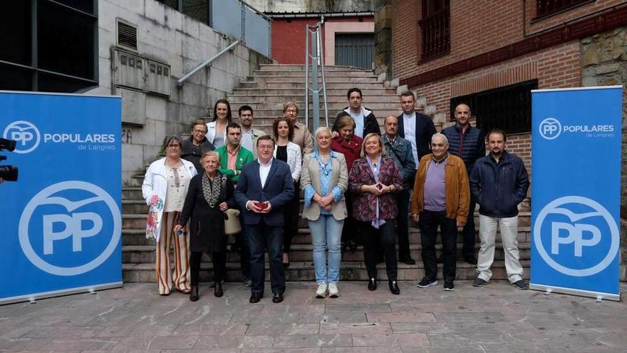 María Antonia García y Mercedes Fernández, en el centro.