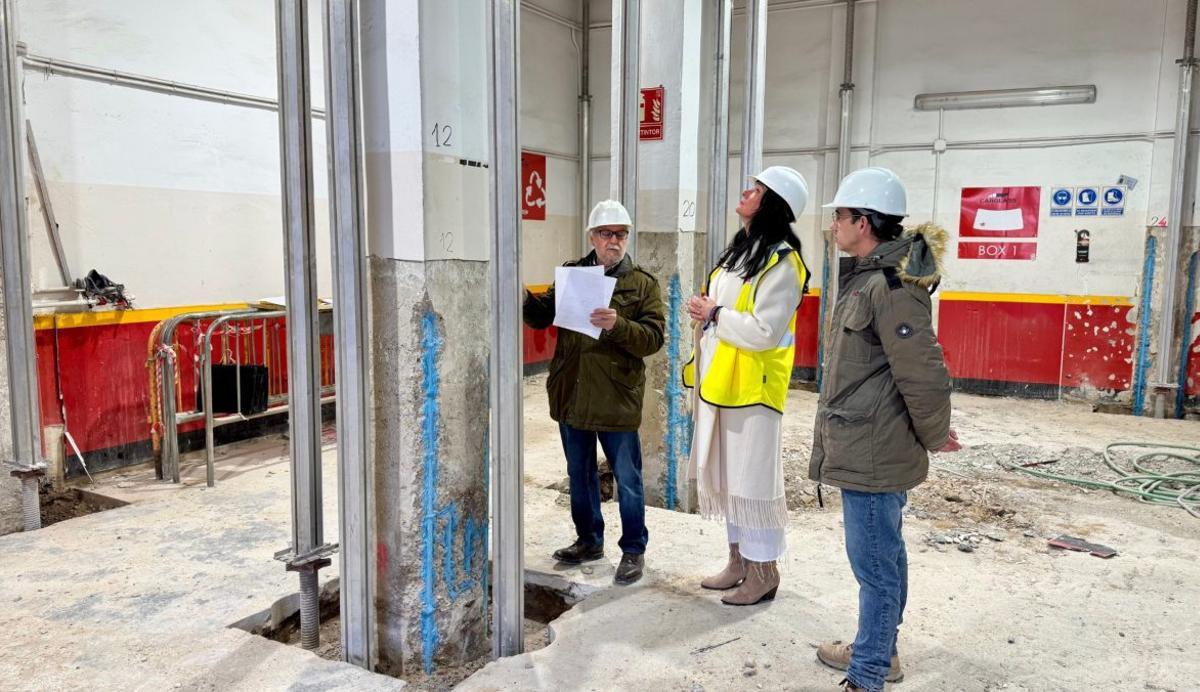 La alcaldesa de Huesca, Lorena Orduna, visitó el interior de uno de los edificos apuntalados.