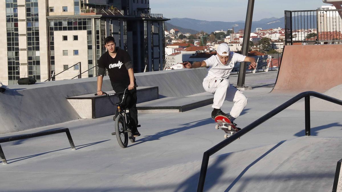Un 'rider' y un 'skater' en Vialia.