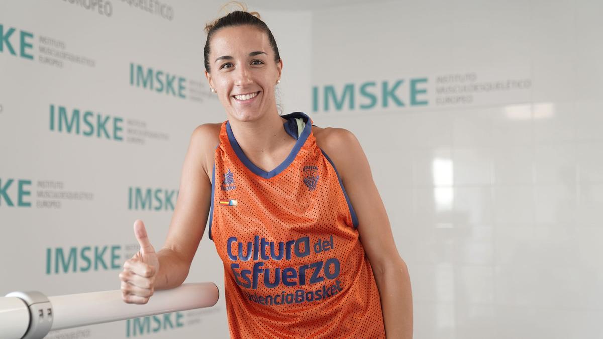 Queralt Casas, jugadora internacional del Valencia Basket en el hospital IMSKE