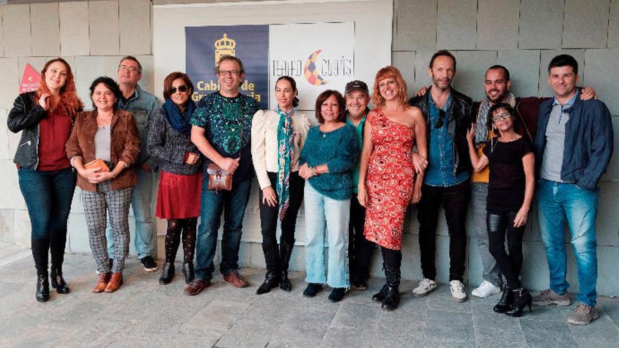 Foto de familia del elenco artístico de &#039;Misericordia&#039;, junto a la consejera Guacimara Medina y Gonzalo Ubani, ayer en el Cuyás.