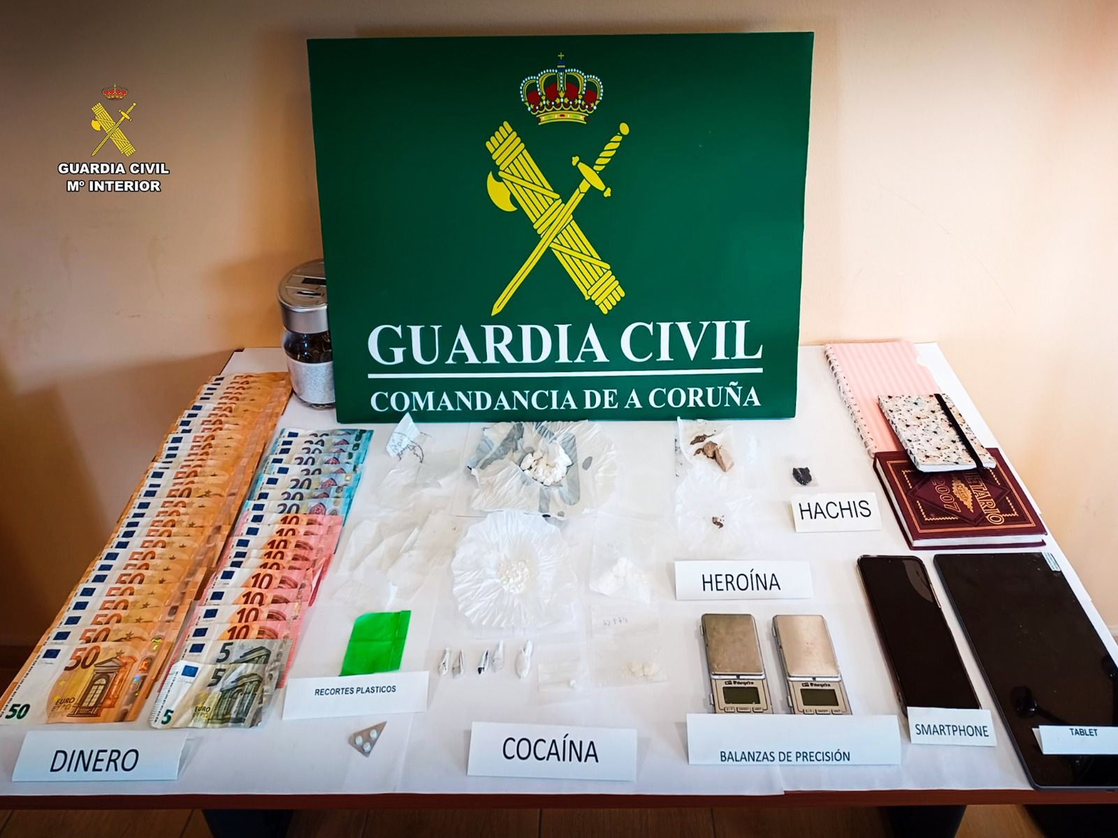 Drogas, dinero, móviles y otros utensilios incautados en la operación.