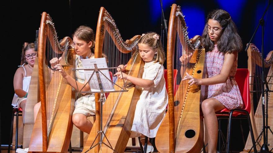 Noia levanta el telón del festival internacional de arpa exhibiendo el talento de la cantera gallega