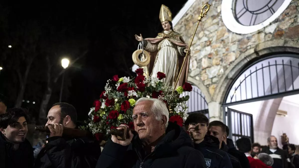 Los jugadores del colegio Diocesano de Cáceres cumplen su promesa y portan a San Blas en su procesión