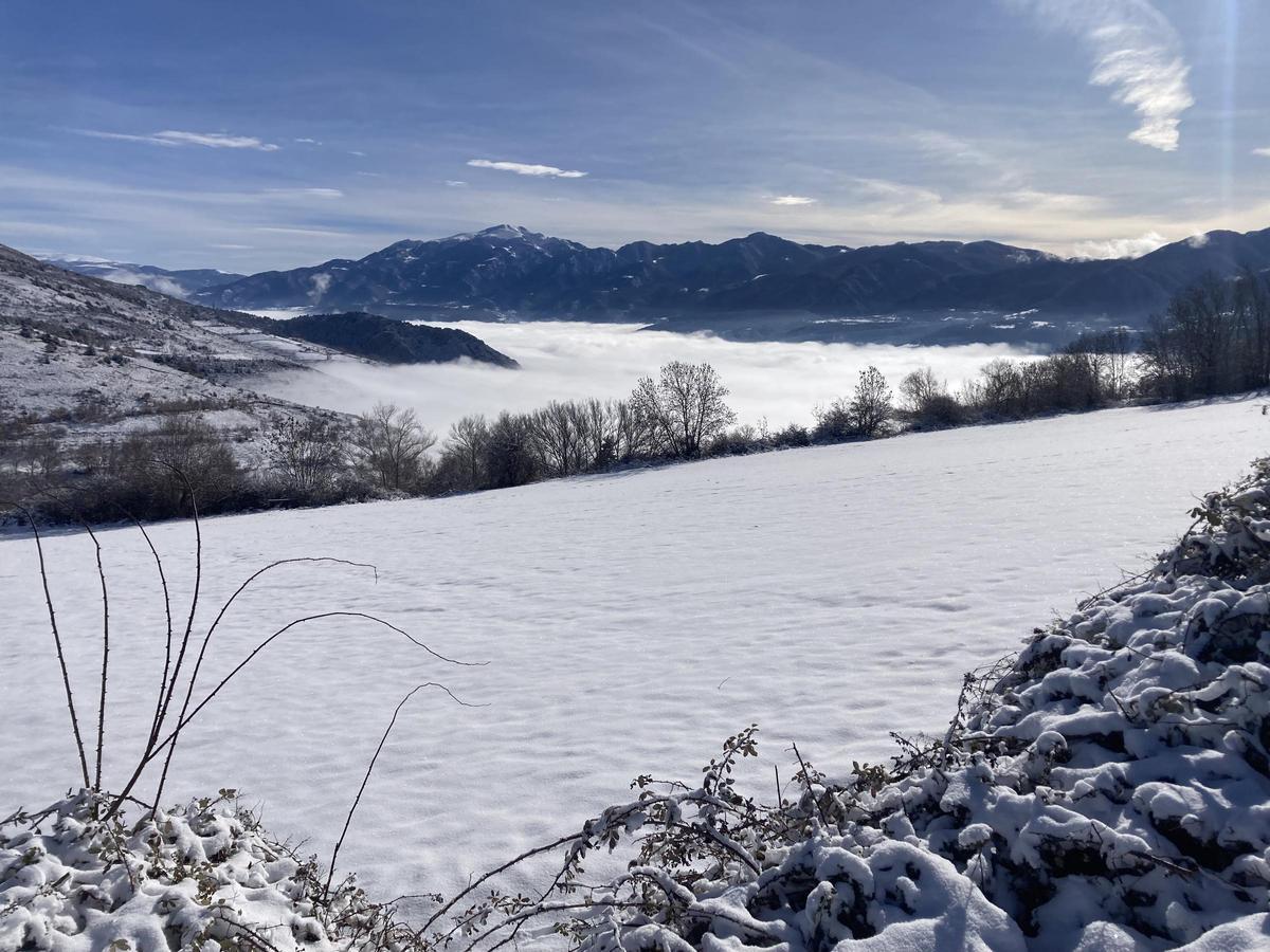La Cerdanya nevada sota la boira des de Prullans