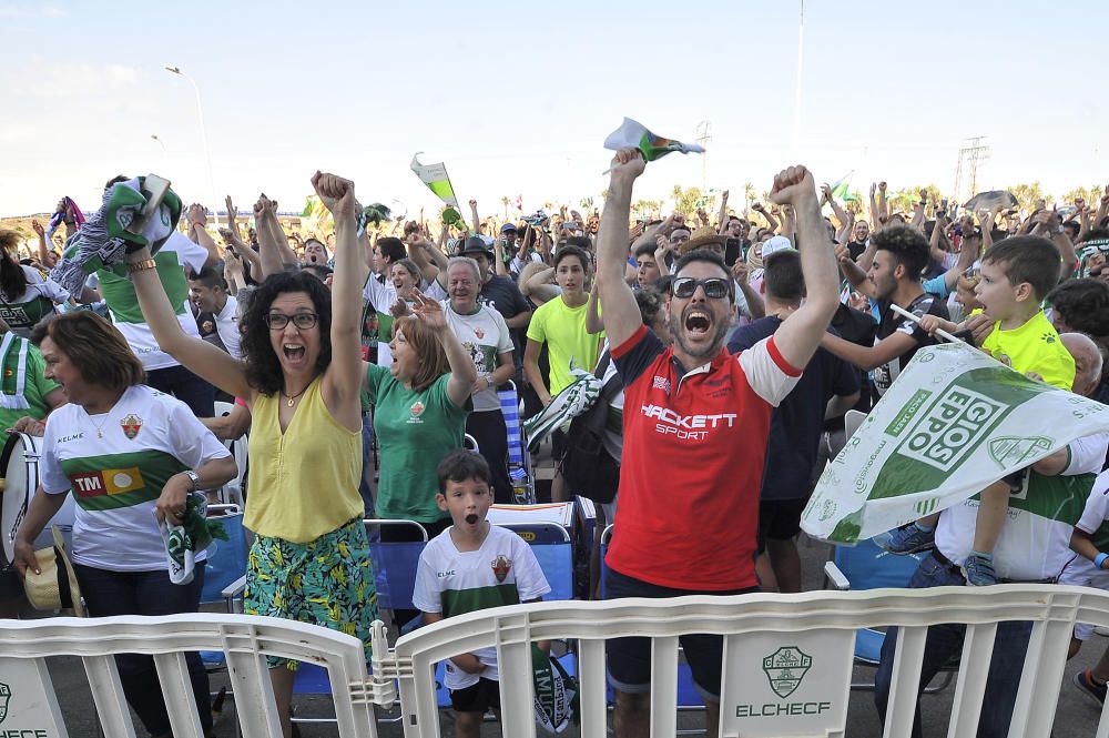 Unos mil aficionados ven el triunfo del Elche en pantalla gigante junto al estadio Martínez Valero